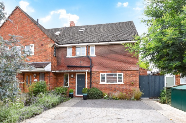 Click the photo for more details of Barnfield Gardens, Kingston Upon Thames, KT2