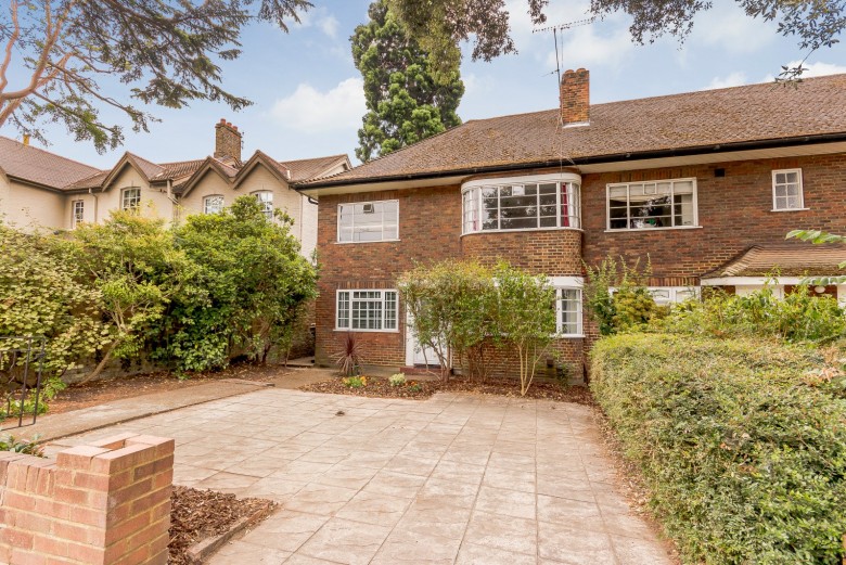Click the photo for more details of Queens Court, Liverpool Road, Kingston Upon Thames, KT2