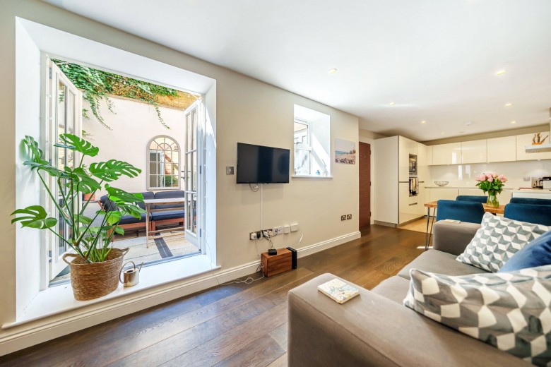 Click the photo for more details of Vicarage Road, Hampton Wick, KT1