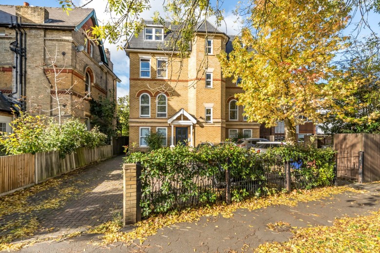 Click the photo for more details of The Avenue, Worcester Park