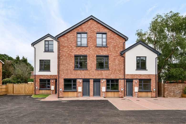 Click the photo for more details of Byfleet Road, New Haw, KT15