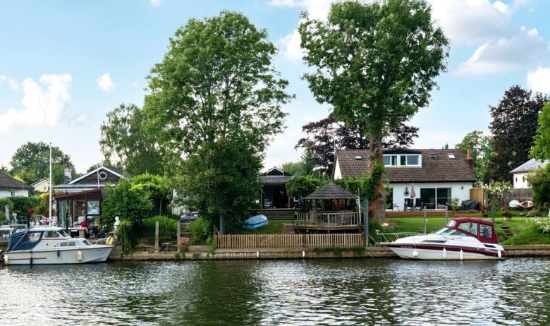 Click the photo for more details of Hamhaugh Island, Shepperton, Surrey
