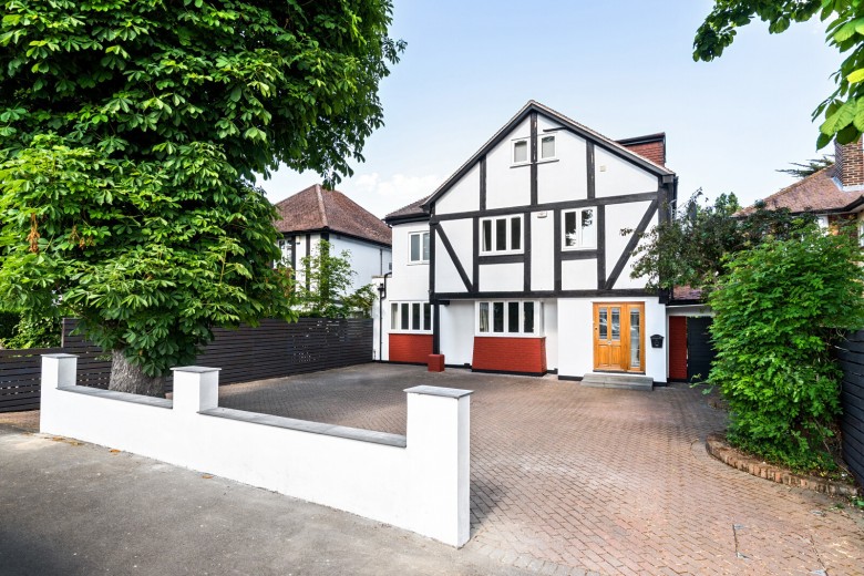 Click the photo for more details of The Avenue, Lower Sunbury, TW16