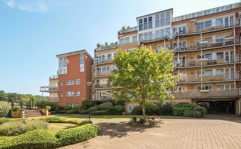 Click the photo for more details of Twickenham Road, Teddington