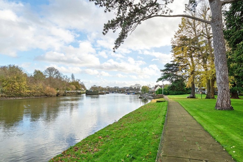 Click the photo for more details of Twickenham Road, Teddington