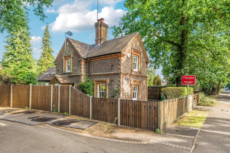 Click the photo for more details of Old Woking Road, West Byfleet, Surrey