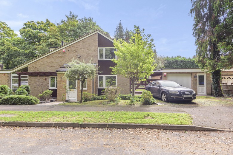 Click the photo for more details of Maxwell Drive, West Byfleet, KT14