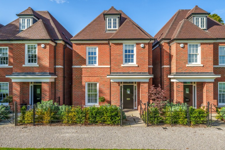 Click the photo for more details of Broadoaks Park Road, West Byfleet, Surrey