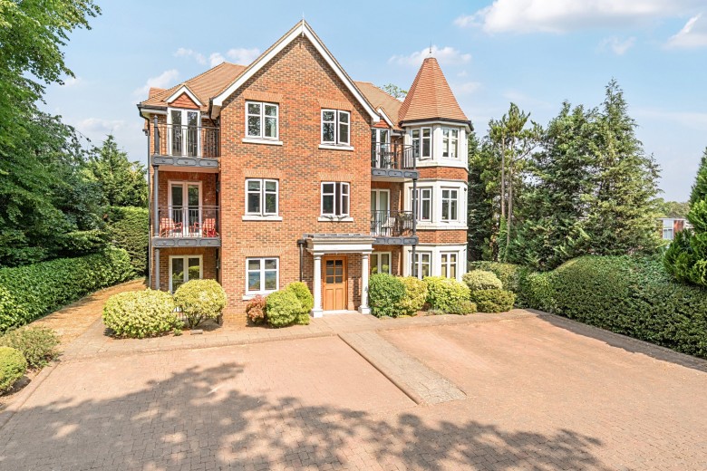 Click the photo for more details of Old Woking Road, West Byfleet, Surrey