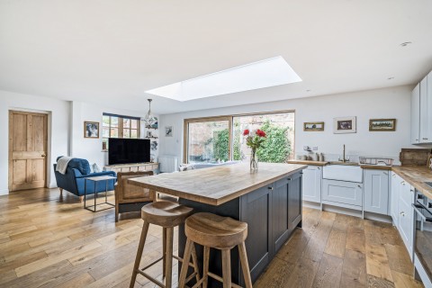 Click the photo for more details of Parvis Road, West Byfleet, Surrey