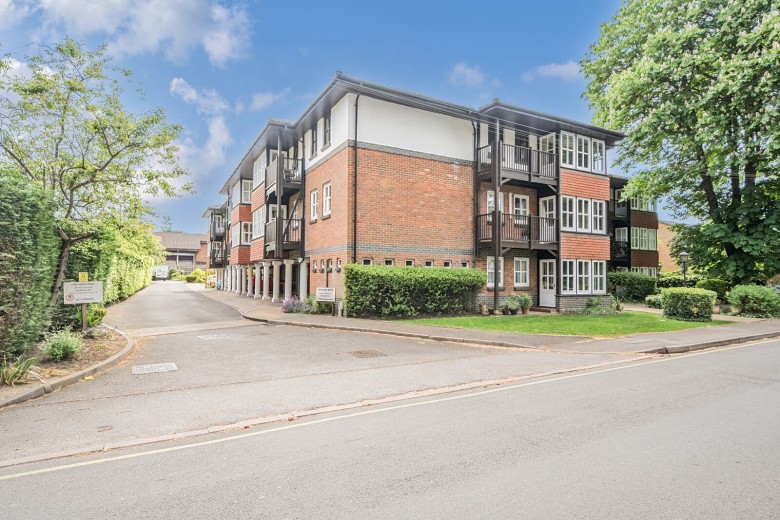 Click the photo for more details of Madeira Road, West Byfleet, Surrey