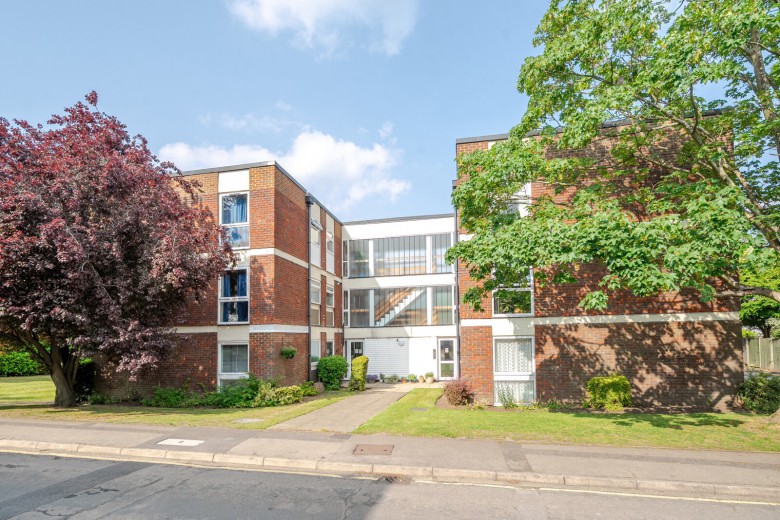 Click the photo for more details of Madeira Crescent, West Byfleet, Surrey