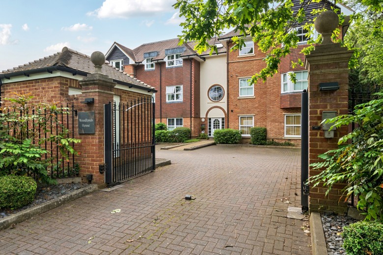 Click the photo for more details of Old Woking Road, West Byfleet, Surrey