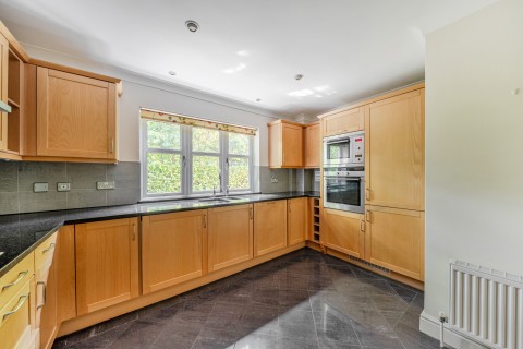 Click the photo for more details of Old Woking Road, West Byfleet, Surrey