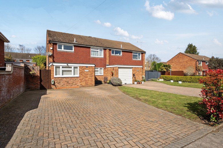 Click the photo for more details of Madeira Road, West Byfleet, Surrey