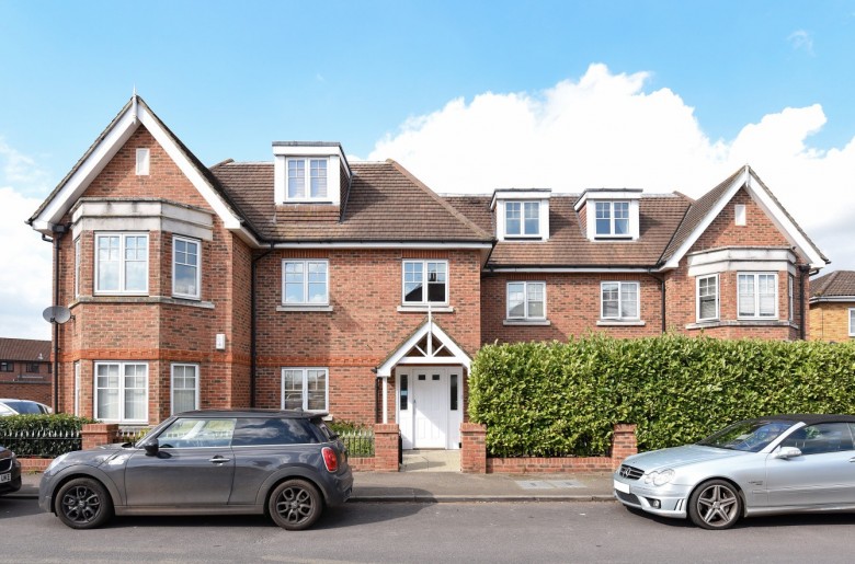 Click the photo for more details of High Court, 135 High Road, Byfleet, KT14