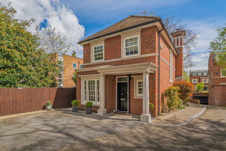 Click the photo for more details of Warrenhurst Gardens, Weybridge, KT13