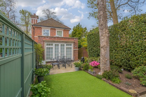 Click the photo for more details of Warrenhurst Gardens, Weybridge, KT13