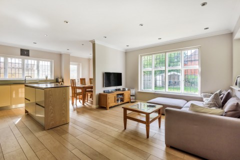 Click the photo for more details of Oatlands Avenue, Weybridge, KT13