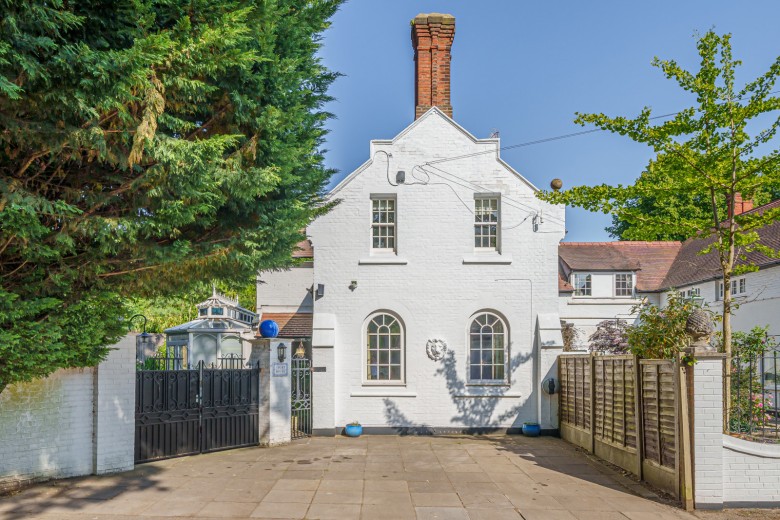 Click the photo for more details of Woburn Hill, Addlestone, KT15