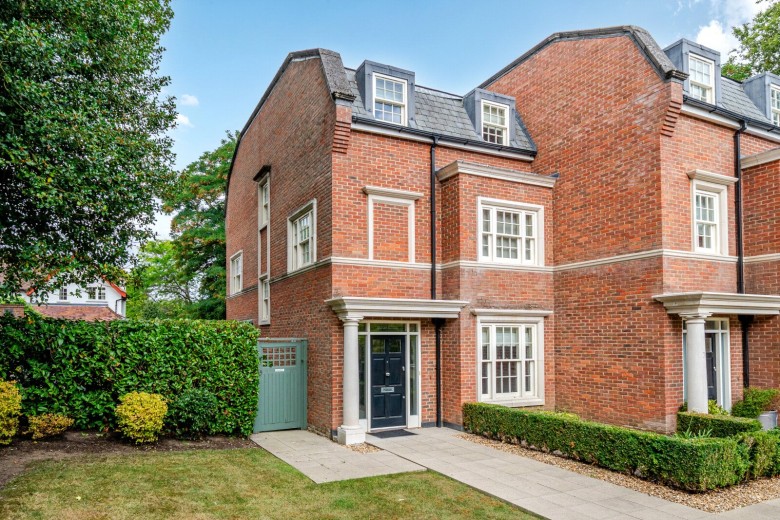 Click the photo for more details of Warrenhurst Gardens, Weybridge, Surrey
