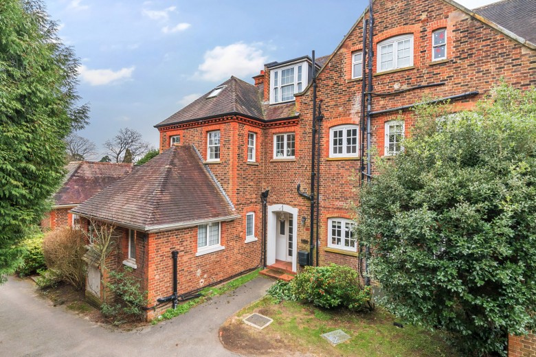 Click the photo for more details of Oatlands Chase, Weybridge, Surrey