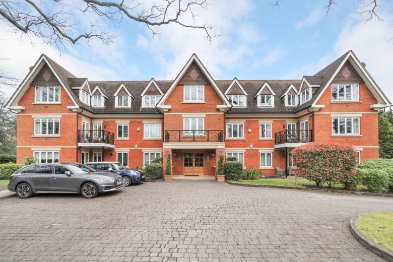 Click the photo for more details of Old Avenue, Weybridge, KT13