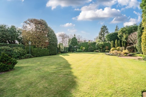 Click the photo for more details of High Pine Close, Weybridge, KT13