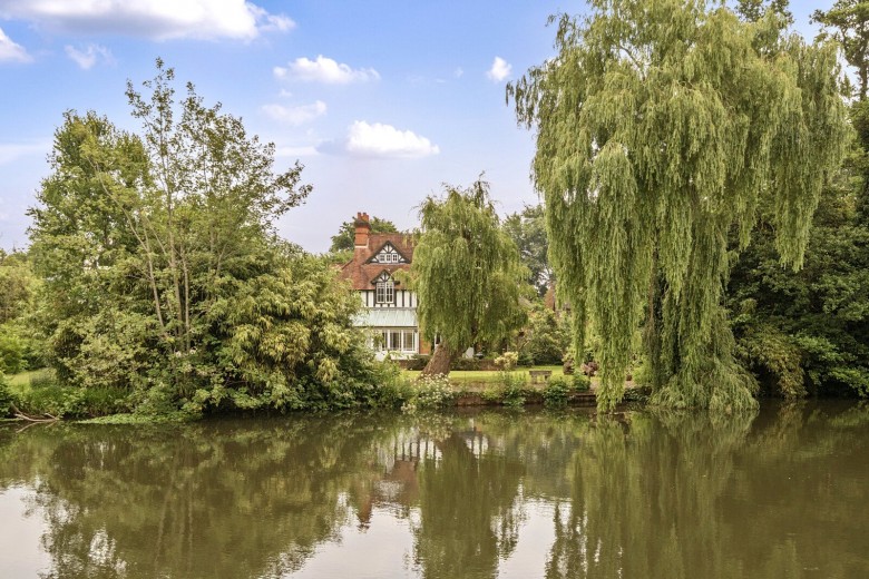 Click the photo for more details of Wey Road, Weybridge, Surrey