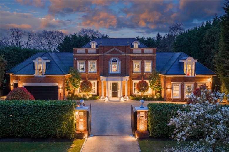 Click the photo for more details of Chargate Close, Burwood Park, Walton-On-Thames