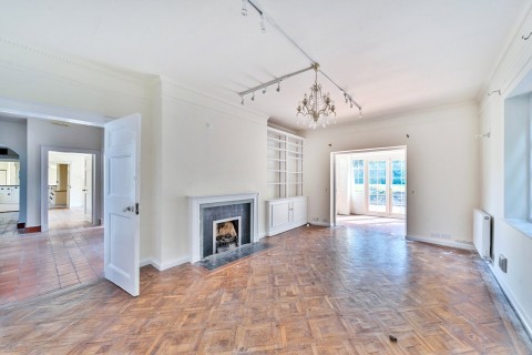 Click the photo for more details of Old Avenue, West Byfleet, KT14