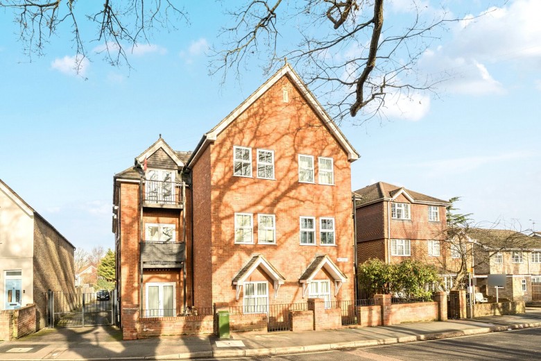 Click the photo for more details of Claremont Road, West Byfleet, Surrey