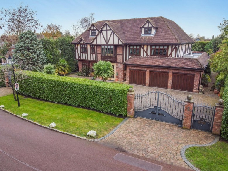 Click the photo for more details of Silverdale Avenue, Ashley Park, Walton-On-Thames, KT12