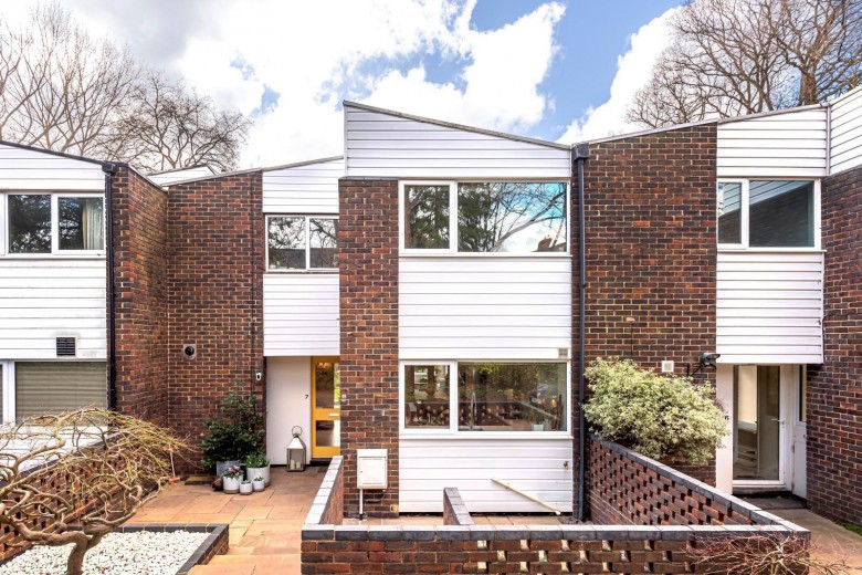 Click the photo for more details of The Links, Walton-On-Thames, KT12