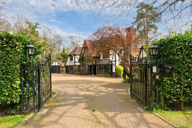 Click the photo for more details of Silverdale Avenue, Ashley Park, Walton-On-Thames