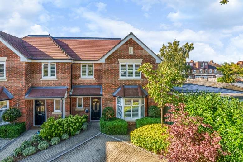 Click the photo for more details of Fox Grove, Walton-On-Thames, KT12