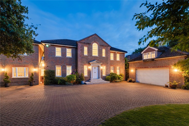 Click the photo for more details of Chargate Close, Burwood Park, Walton-On-Thames