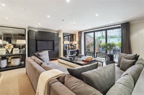 Click the photo for more details of Broadwater Close, Burwood Park, Walton-On-Thames