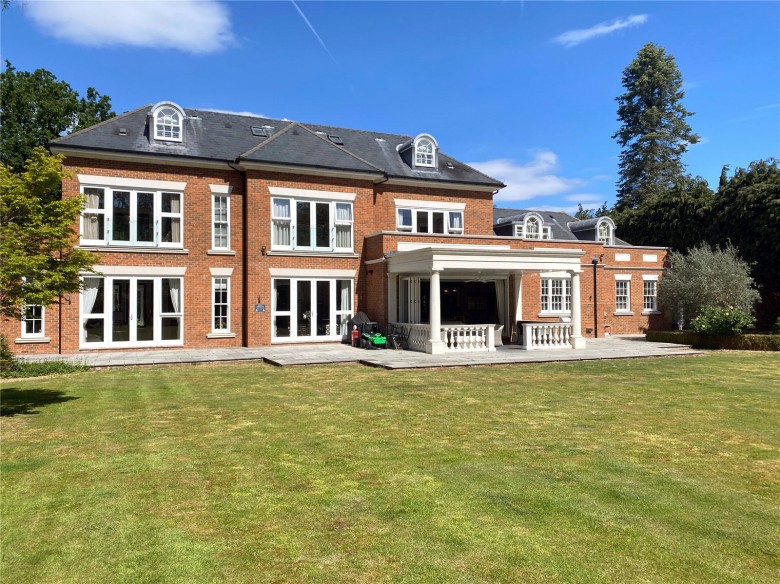 Click the photo for more details of Chargate Close, Burwood Park, Walton-On-Thames