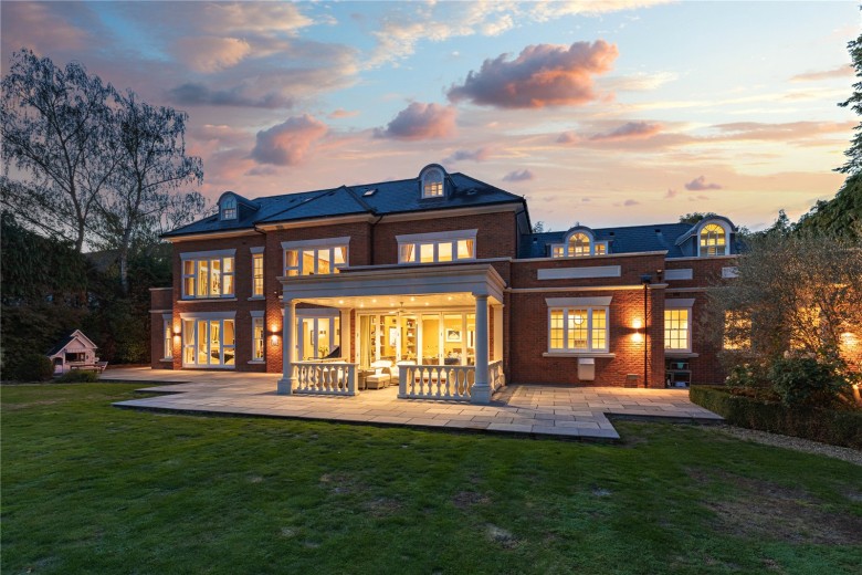 Click the photo for more details of Chargate Close, Burwood Park, Walton-On-Thames