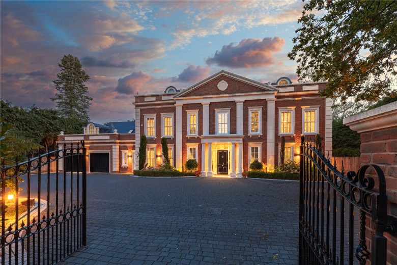 Click the photo for more details of Chargate Close, Burwood Park, Walton-On-Thames