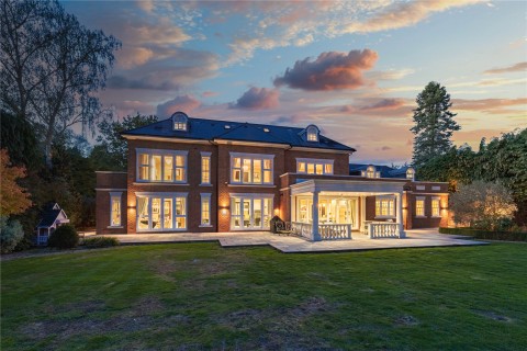 Click the photo for more details of Chargate Close, Burwood Park, Walton-On-Thames