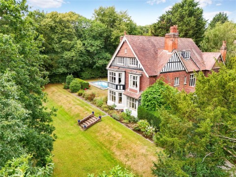 Click the photo for more details of Seven Hills Close, Walton-On-Thames, Surrey