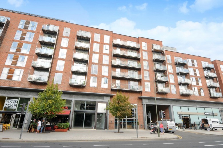 Click the photo for more details of New Zealand Avenue, Walton-On-Thames, Surrey