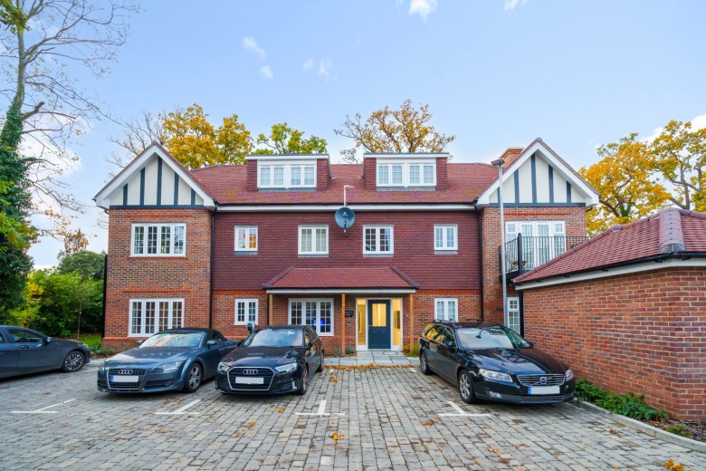 Click the photo for more details of Albright Gardens, Walton-On-Thames, Surrey