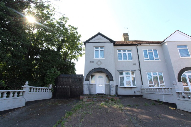 Click the photo for more details of Eastern Avenue East, Romford, Essex