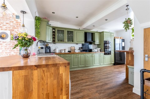 Click the photo for more details of The Oval, Didcot, Oxfordshire, OX11