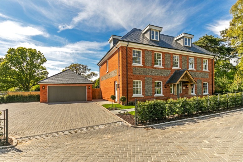 Click the photo for more details of Gainsbrooke, Chilworth Road, Chilworth, Southampton, SO16