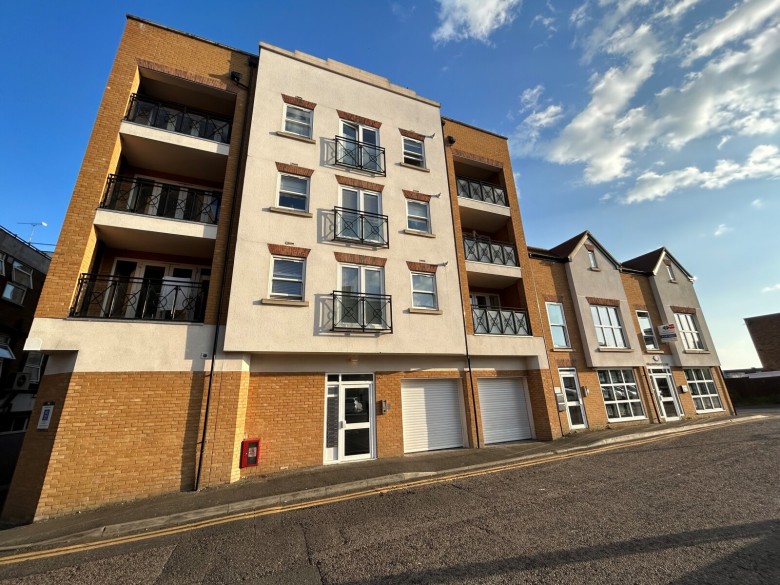 Click the photo for more details of Fairfield Road, Brentwood, Essex