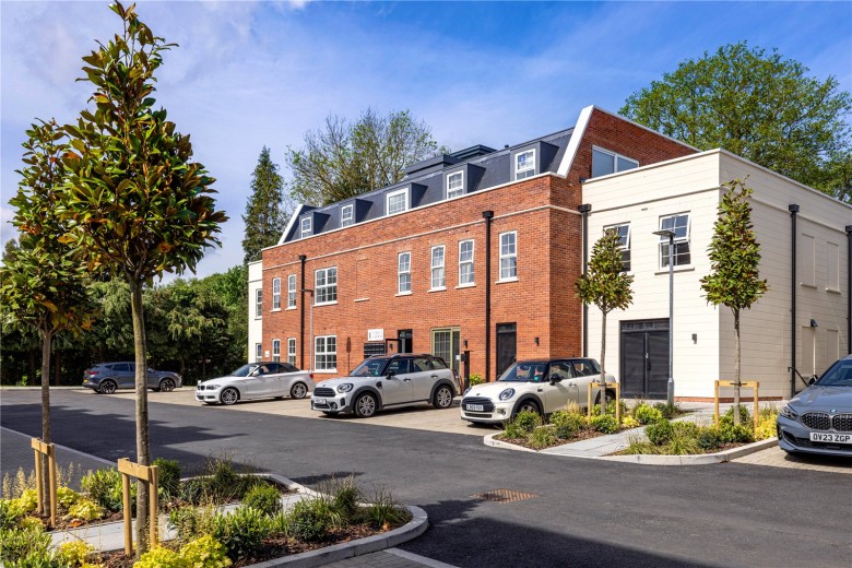 Click the photo for more details of Oatlands Drive, Weybridge, Surrey
